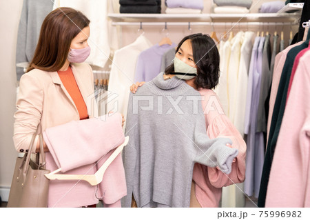 Two friends shopping together 75996982