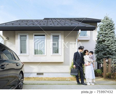 出勤する夫を見送り妻と赤ちゃん 出勤する夫を見送り妻と赤ちゃん 75997432