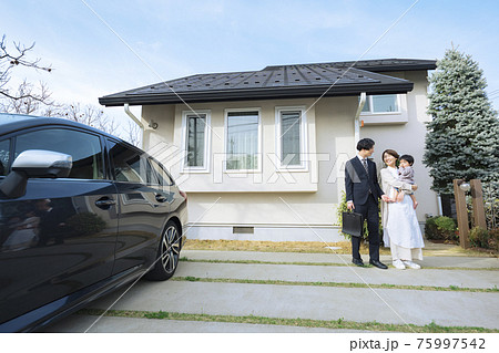 出勤する夫を見送り妻と赤ちゃん 出勤する夫を見送り妻と赤ちゃん 75997542