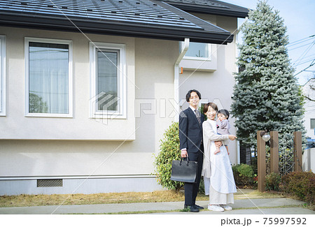出勤する夫を見送り妻と赤ちゃん 出勤する夫を見送り妻と赤ちゃん 75997592