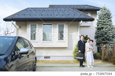 出勤する夫を見送り妻と赤ちゃん 出勤する夫を見送り妻と赤ちゃん 75997594