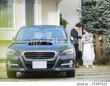 出勤する夫を見送り妻と赤ちゃん 75997929