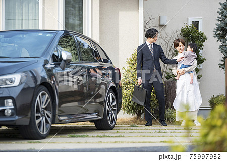 出勤する夫を見送り妻と赤ちゃん 出勤する夫を見送り妻と赤ちゃん 75997932
