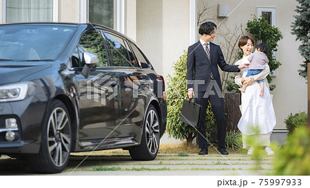 出勤する夫を見送り妻と赤ちゃん 出勤する夫を見送り妻と赤ちゃん 75997933