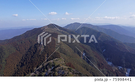 古処山上空から望む屏山と馬見山（ドローン空撮） 75998441