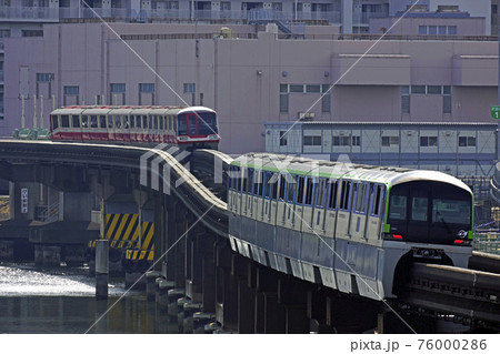 京浜運河を走るモノレール 76000286