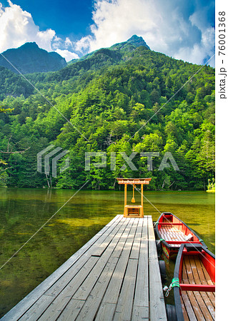 上高地 穂高神社奥宮 から 明神池と明神岳 76001368
