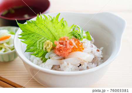 雑穀米のイカ丼 76003381