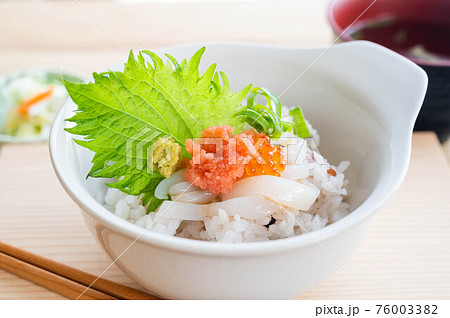 雑穀米のイカ丼 76003382