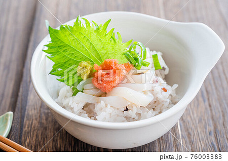 雑穀米のイカ丼 76003383