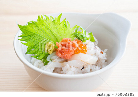 雑穀米のイカ丼 76003385