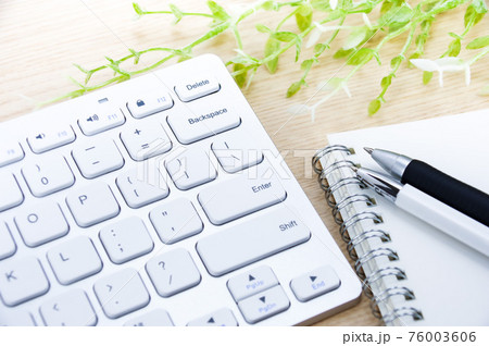 キーボードとノート 76003606