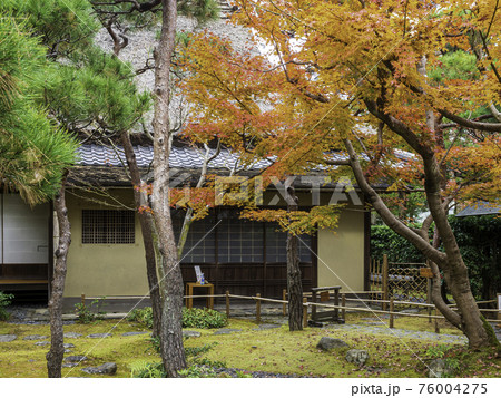 鎌倉・一条恵観山荘 山荘と紅葉 鎌倉・一条恵観山荘 山荘と紅葉 76004275