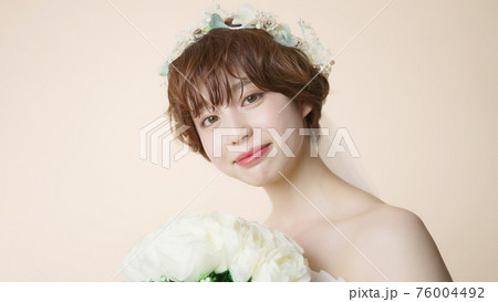 ウェディングドレスの女性 ブライダル 花嫁 ウェディングドレスの女性 ブライダル 花嫁 76004492
