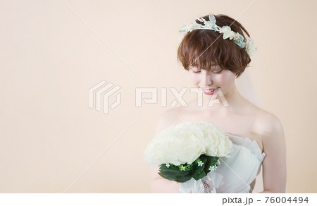 ウェディングドレスの女性　ブライダル　花嫁 76004494