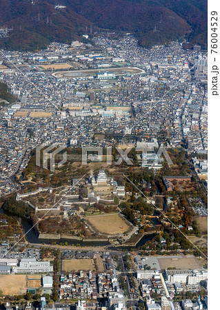 姫路城を南から空撮 76004529