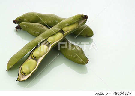 さや付きとさやの中のそら豆の様子 76004577