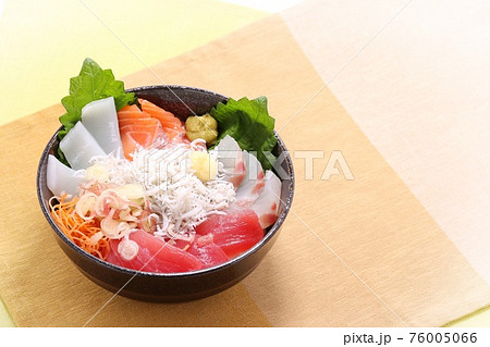 海鮮丼 釜揚げシラス マグロ イカ サーモン 白身魚の写真素材