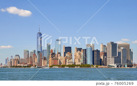 Manhattan waterfront skyline on a sunny summer day, New York City, USA. 76005269