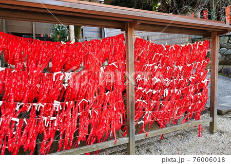 愛知県犬山市　大縣神社の赤い厄払い帯 76006018