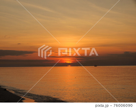 Slow shutter seascape view and beautiful sunrise 76006090