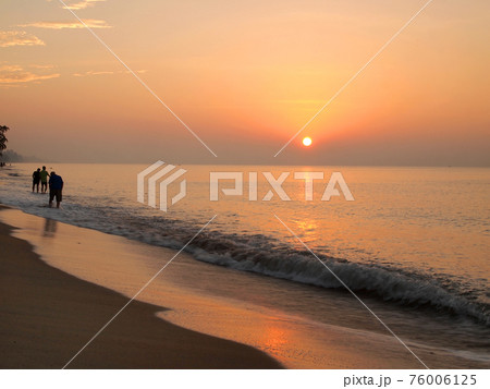 Slow shutter seascape view and beautiful sunrise 76006125
