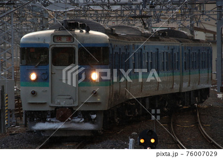 しなの鉄道115系快速列車(新信州色:軽井沢→長野) しなの鉄道115系快速列車(新信州色:軽井沢→長野) 76007029