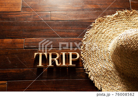 TRIPの文字と麦わら帽子　旅行観光イメージ 76008562