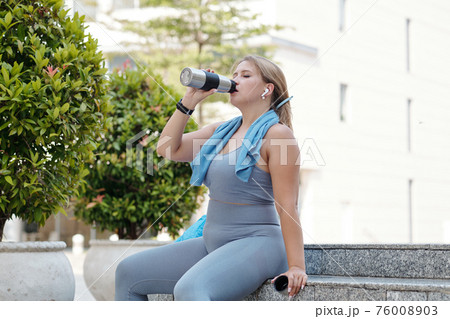 Sportswoman drinking water Sportswoman drinking water 76008903