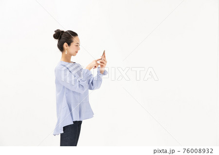 女性 スマホ スマートフォン 横向き 女性 スマホ スマートフォン 横向き 76008932