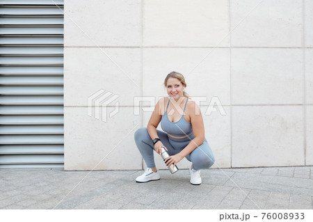 Fit woman after training 76008933