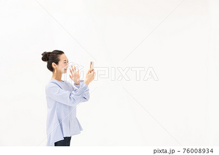 ビデオ通話をする女性 ビデオ通話をする女性 76008934