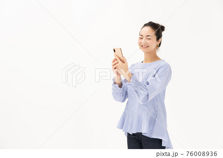 ビデオ通話をする女性 ビデオ通話をする女性 76008936