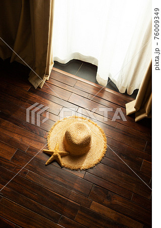 麦わら帽子とヒトデ　夏イメージ 76009349