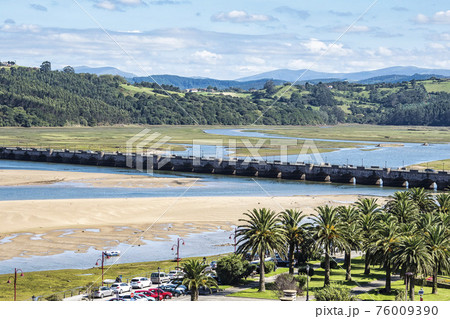 Maza bridge over the estuary of San Vicente de la Barquera, Cantabria, Spain. 76009390