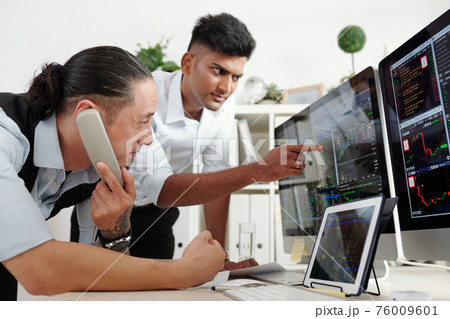 Brokers monitoring stock market Brokers monitoring stock market 76009601