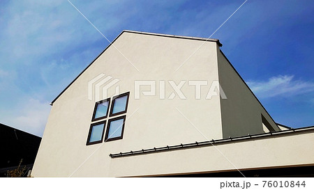 綺麗な白い外壁の住宅 76010844