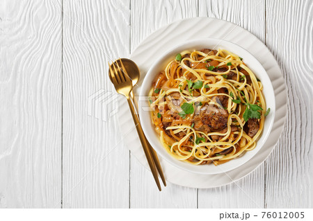 pasta linguine with fried chicken liver, top view 76012005