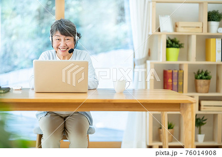 パソコンを使うお婆ちゃん　シニア女性のポートレート　シルバー世代　高齢者　女性 76014908