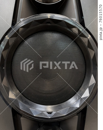 Musical speaker with protective grill 76015570