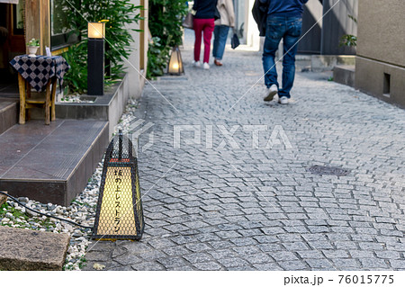 【神楽坂　かくれんぼ横丁の裏路地】 76015775