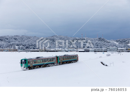 雪の中を走る高山線 76016053
