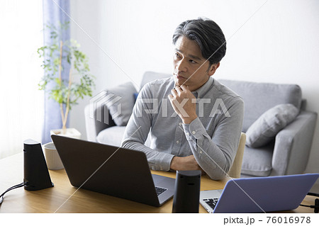 ミドル男性 テレワーク ミドル男性 テレワーク 76016978