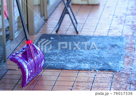 冬のコンビニ入り口 76017336