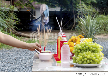 Incense sticks to worship the gods, including dining tables to worship the gods or spirits of ancestors, Asian superstitions. Incense sticks to worship the gods, including dining tables to worship the gods or spirits of ancestors, Asian superstitions. 76017603