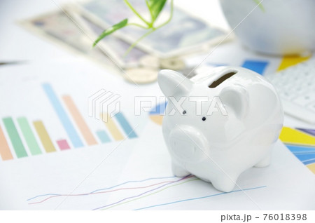 豚の貯金箱とグラフ 豚の貯金箱とグラフ 76018398