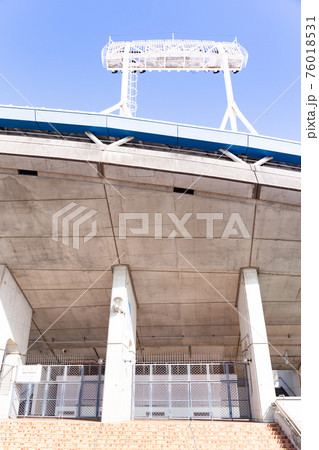 青空の神戸総合運動公園の陸上競技場 76018531