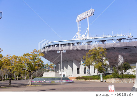 青空の神戸総合運動公園の陸上競技場 青空の神戸総合運動公園の陸上競技場 76018537