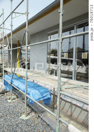 建築途中の家　建築現場イメージ 76018713
