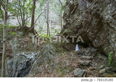 供物が置かれた岩穴と滝口（獅子ヶ滝）／県立黒山自然公園（埼玉県毛呂山町） 76019180